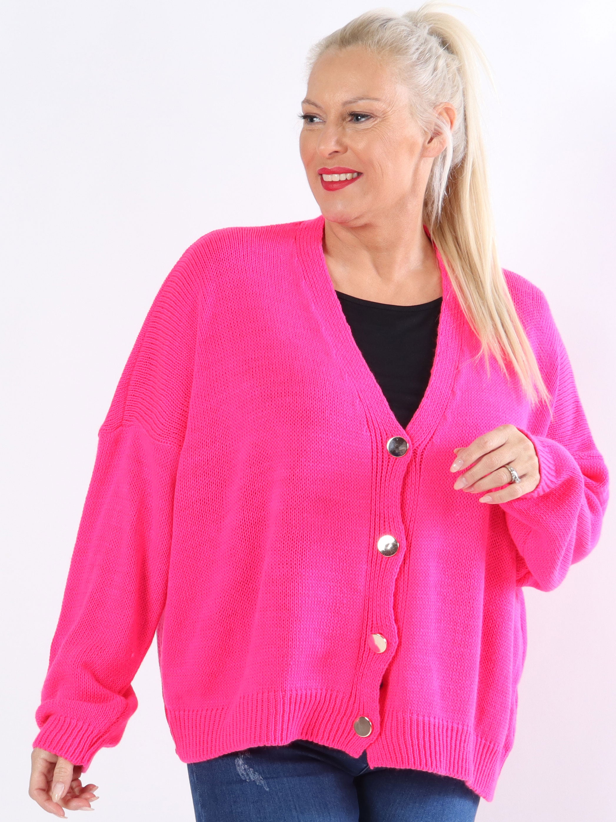 Susana - Kort plus size strikcardigan med skinnende knapper